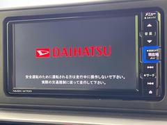 【純正ナビ】人気の純正ナビを装備しております。ナビの使いやすさはもちろん、オーディオ機能も充実！キャンプや旅行はもちろん、通勤や買い物など普段のドライブも楽しくなるはず♪ 4