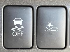 【横滑り防止装置】車両の横滑りを感知すると、自動的に車両の進行方向を保つように車両を制御します。雨の日など滑りやすい路面状況でも安全な運転が可能です。 7