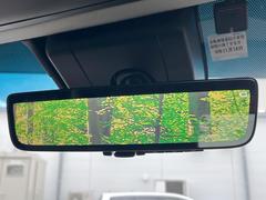 【デジタルインナーミラー】後席の大きな荷物や同乗者で後方が確認しづらい時でも安心！カメラが撮影した車両後方の映像をルームミラー内に表示。クリアな視界で状況の確認が可能です！ 7