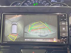 【マルチテレインモニター】車のフロントやサイドのカメラ画像を同時にモニター表示することで、悪路や狭い道を走行時でも周囲の状況確認ができ安心！本格ＳＵＶにうれしい装備です♪ 3