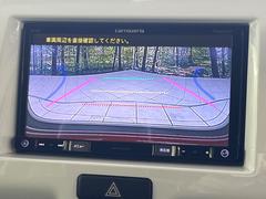 【バックカメラ】駐車時に後方がリアルタイム映像で確認できます。大型商業施設や立体駐車場での駐車時や、夜間のバック時に大活躍！運転スキルに関わらず、今や必須となった装備のひとつです！ 5