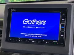 【純正ナビ】人気の純正ナビを装備。オーディオ機能も充実しており、Ｂｌｕｅｔｏｏｔｈ接続すればお持ちのスマホやＭＰ３プレイヤーの音楽を再生可能！毎日の運転がさらに楽しくなります！！ 3