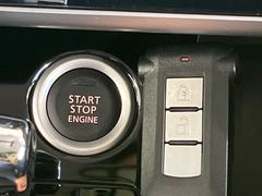 【インテリジェントキー】カバンやポケットに入れたままでもドアの施錠・解錠が可能なスマートキーを装備。エンジンのオン・オフ時もカギを取り出す必要が無いからとっても便利です♪ 7