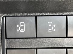 【両側パワースライドドア】スマートキーや運転席のスイッチで後席両側スライドドアの開閉が可能♪電動だから力を入れてドアを開ける必要が無く、小さなお子様でも簡単に開け閉めでき快適です♪ 7