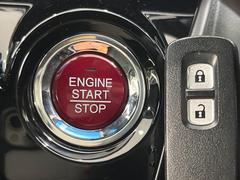 【Ｈｏｎｄａスマートキー】カバンやポケットに入れたままでもドアの施錠・解錠が可能なスマートキーを装備。エンジンのオン・オフ時もカギを取り出す必要が無いからとっても便利です♪ 7