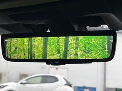 【スマートリヤビューミラー】後席の大きな荷物や同乗者で後方が確認しづらい時でも安心！カメラが撮影した車両後方の映像をルームミラー内に表示。クリアな視界で状況の確認が可能です！ 5