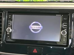 【純正ナビ】人気の純正ナビを装備。オーディオ機能も充実しており、Ｂｌｕｅｔｏｏｔｈ接続すればお持ちのスマホやＭＰ３プレイヤーの音楽を再生可能！毎日の運転がさらに楽しくなります！！ 4