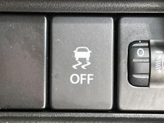 【横滑り防止装置】車両の横滑りを感知すると、自動的に車両の進行方向を保つように車両を制御します。雨の日など滑りやすい路面状況でも安全な運転が可能です。 4