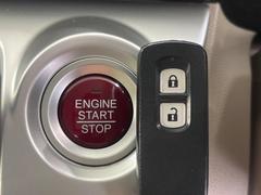 【Ｈｏｎｄａスマートキー】カバンやポケットに入れたままでもドアの施錠・解錠が可能なスマートキーを装備。エンジンのオン・オフ時もカギを取り出す必要が無いからとっても便利です♪ 6