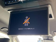 【フリップダウンモニター】大画面モニターで後席でもエンタメをお楽しみいただけます。小さなお子様にも大人気の装備です♪ 4