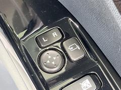 【電動格納ミラー】サイドミラーは電動格納式となっており、狭い駐車場でもキズがつくリスクを抑えられます。 6