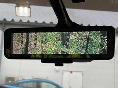 【インテリジェントルームミラー】後席の大きな荷物や同乗者で後方が確認しづらい時でも安心！カメラが撮影した車両後方の映像をルームミラー内に表示。クリアな視界で状況の確認が可能です！ 7