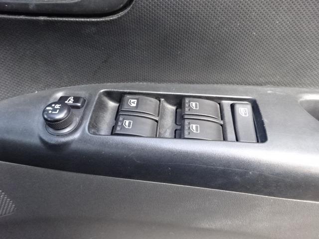 電動格納式ドアミラーが付いているのでミラーの調整が楽に出来ますよ。狭いところに駐車するときもぶつからないようにたたんでおくのも指一本でできますよ。