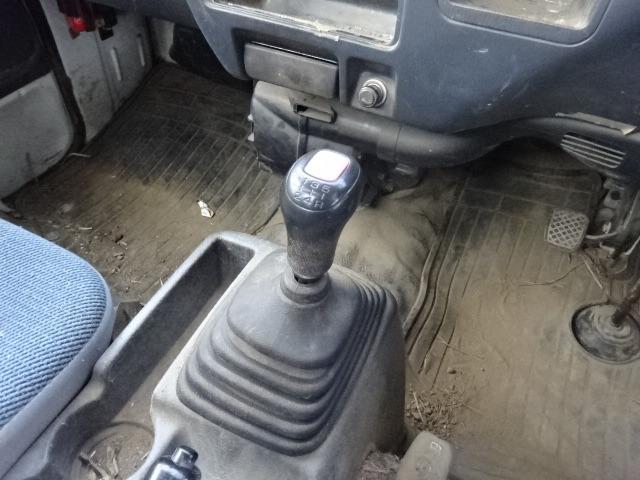 ５速マニュアル車★オートマに比べ手間がかかる分、楽しいですよね★最近はほとんどの車がオートマになってきておりますが、５速車の楽しみを是非感じてほしいと思います★