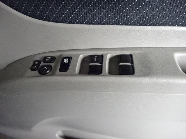 電動格納式ドアミラーが付いているのでミラーの調整が楽に出来ますよ。狭いところに駐車するときもぶつからないようにたたんでおくのも指一本でできますよ。