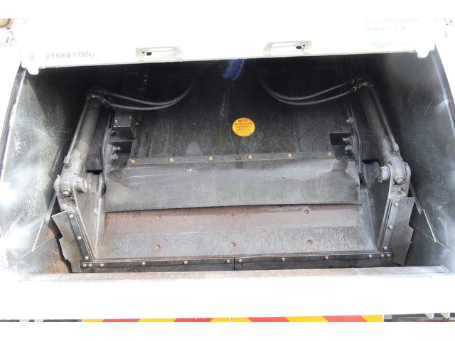 フォワード 　新明和　プレスパッカー車　８．２立米　汚水タンク付　連続スイッチ付　積載１７５０ｋｇ（17枚目）