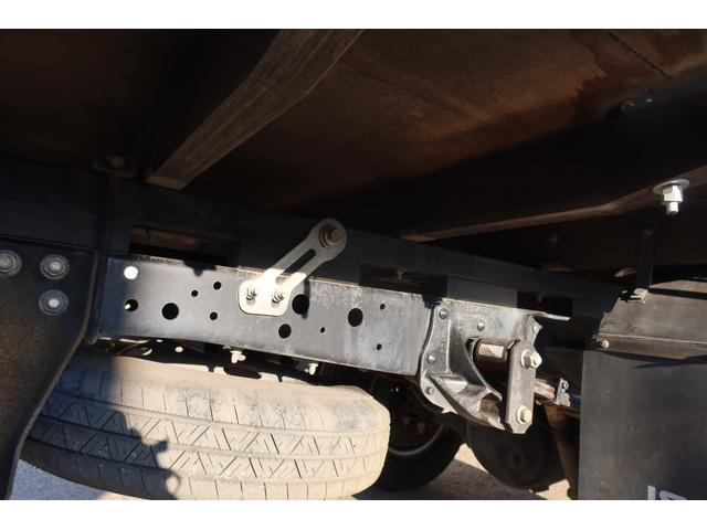 エルフトラック 　標準ロング平ボディー　積載３０００ｋｇ　荷台内寸４３５０×１７９０（15枚目）