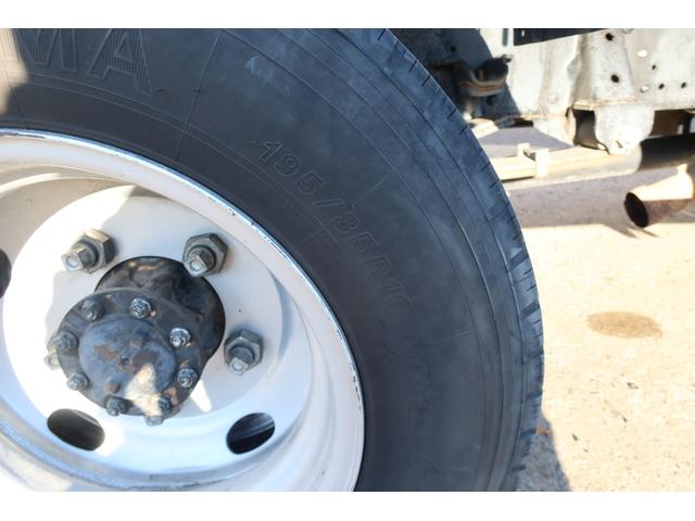 エルフトラック 　標準ロング平ボディー　積載３０００ｋｇ　荷台内寸４３５０×１７９０（18枚目）