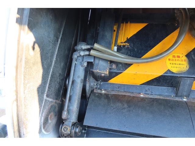 エルフトラック 　極東　プレスパッカー車　４．２立米　汚水タンク付　積載２０００ｋｇ　左スライドドア（16枚目）