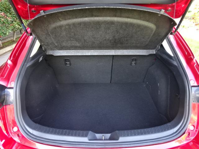 アクセラスポーツ １５Ｓツーリング　ナビＴＶ（フルセグ）キセノンライト　スマートキー２個　レーダークルーズコントロール　スマートシティブレーキサポート　レインセンサー　フォグランプ　ＡＦＳ　ＬＥＶ　車間距離制御システム　衝突軽減装置（34枚目）