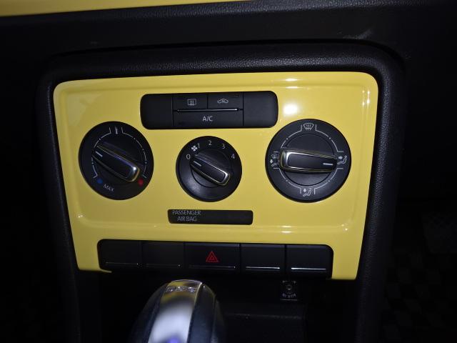 エアコン操作パネルも同色パネルになっています