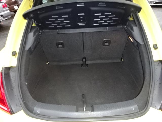 トランクルームもトノカバー付きでリヤシートも２分割シートで長い荷物も積めて便利ですよ