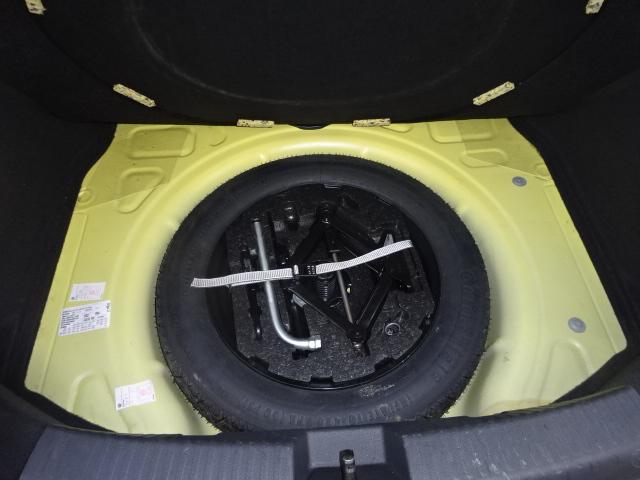 スペアタイヤに工具器具も装備されています