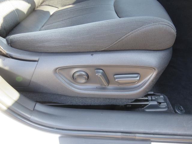 クラウンハイブリッド Ｓ　メモリーナビゲーション　フルセグＴＶ　Ｂｌｕｅｔｏｏｔｈ対応　バックカメラ　ＬＥＤヘッドライト　クルーズコントロール　ＥＴＣ車載器　パワーシート　アイドリングストップ　スマートキー　衝突軽減ブレーキ（25枚目）