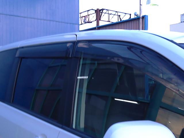 ノア Ｓｉ　キーフリー　Ｗエアバッグ　地デジ　ダブルエアコン　アルミ　セキュリティアラーム　ＰＷ　ＤＶＤ再生機能　ナビＴＶ　パワーステアリング　メモリナビ　三列シート　ＥＴＣ　ＡＢＳ　フルフラット　ウォークスルー（17枚目）