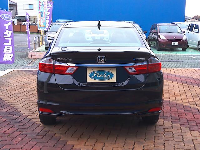 納車前に運輸局認証の自社工場にて、国が定めた法定点検を実施してから納車致します。分解整備記録簿を発行し、お車の状態を分かりやすくお伝えすることで、安心してお乗り頂けるように心がけております