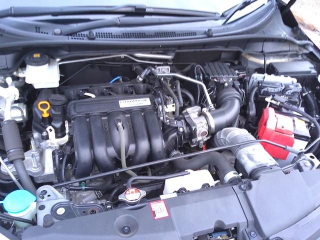 納車前に運輸局認証の自社工場にて、国が定めた法定点検を実施してから納車致します。分解整備記録簿を発行し、お車の状態を分かりやすくお伝えすることで、安心してお乗り頂けるように心がけております