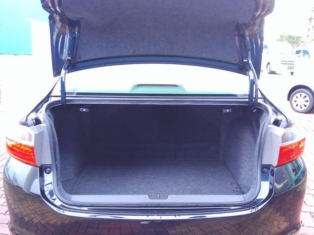 納車前に運輸局認証の自社工場にて、国が定めた法定点検を実施してから納車致します。分解整備記録簿を発行し、お車の状態を分かりやすくお伝えすることで、安心してお乗り頂けるように心がけております