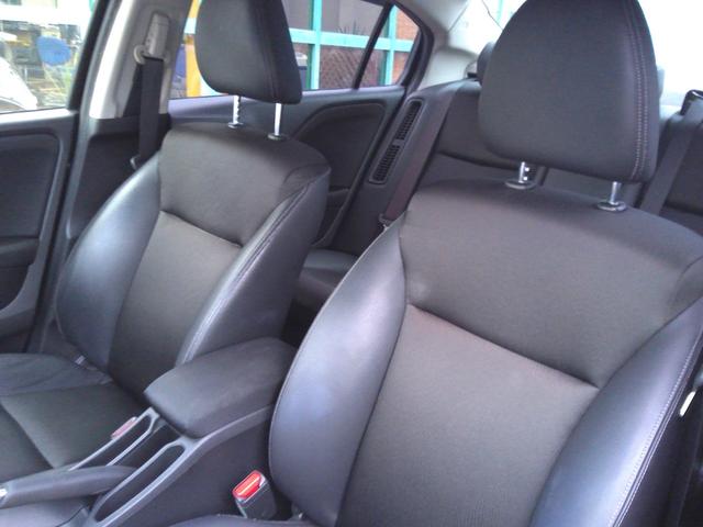 納車前に運輸局認証の自社工場にて、国が定めた法定点検を実施してから納車致します。分解整備記録簿を発行し、お車の状態を分かりやすくお伝えすることで、安心してお乗り頂けるように心がけております