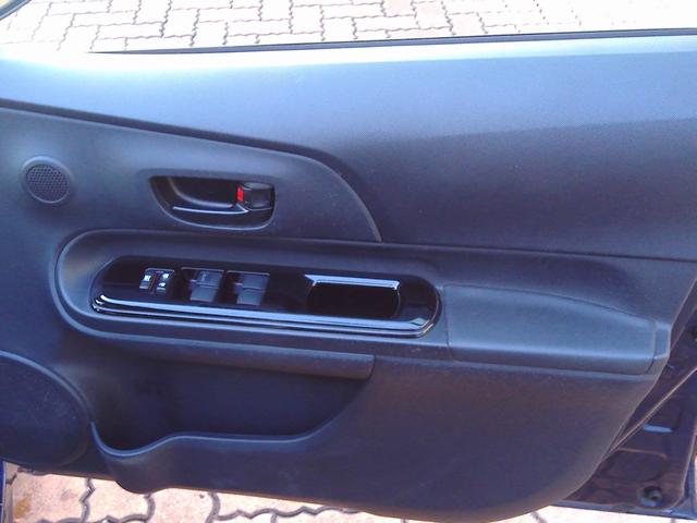 アクア Ｓスタイルブラック　安全ボディー　バックモニタ－　地デジフルセグ　ナビＴＶ　イモビライザー　スマートキープッシュスタート　アルミホイール　ＥＴＣ付き　Ｗエアバッグ　キーフリ　メモリーナビゲーション　フルオートエアコン（23枚目）