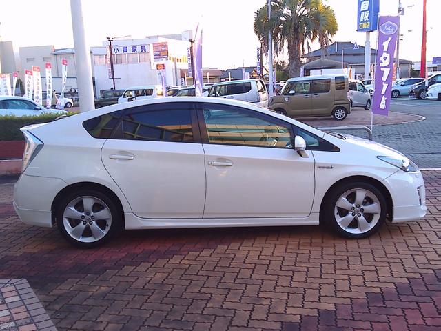 プリウス Ｓツーリングセレクション　Ｂｌｕｅｔｏｏｔｈ対応　電動格納式ドアミラー　Ｂカメ　地デジフルセグ　アルミ装備　イモビライザー　メモリ－ナビ　Ｗエアバック　ＬＥＤランプ　パワステ　エアＢ　ＴＶナビ　ＡＵＴＯエアコン　ＡＢＳ　エアロ（11枚目）