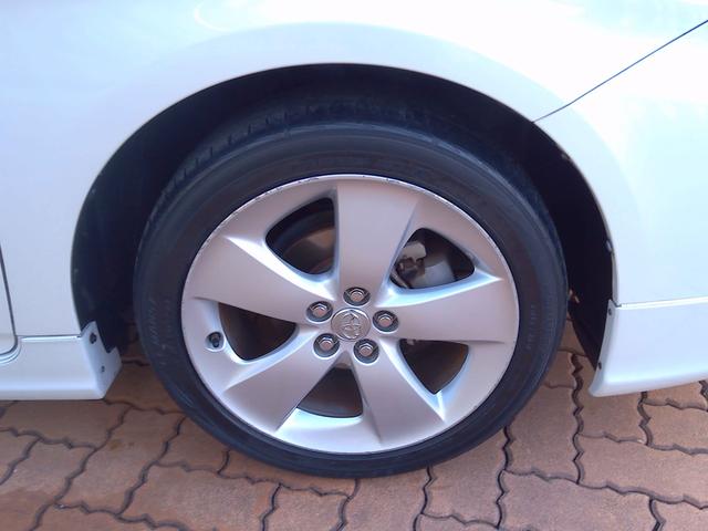 プリウス Ｓツーリングセレクション　Ｂｌｕｅｔｏｏｔｈ対応　電動格納式ドアミラー　Ｂカメ　地デジフルセグ　アルミ装備　イモビライザー　メモリ－ナビ　Ｗエアバック　ＬＥＤランプ　パワステ　エアＢ　ＴＶナビ　ＡＵＴＯエアコン　ＡＢＳ　エアロ（19枚目）