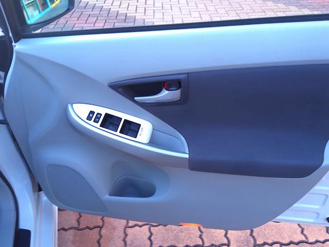 プリウス Ｓツーリングセレクション　Ｂｌｕｅｔｏｏｔｈ対応　電動格納式ドアミラー　Ｂカメ　地デジフルセグ　アルミ装備　イモビライザー　メモリ－ナビ　Ｗエアバック　ＬＥＤランプ　パワステ　エアＢ　ＴＶナビ　ＡＵＴＯエアコン　ＡＢＳ　エアロ（24枚目）