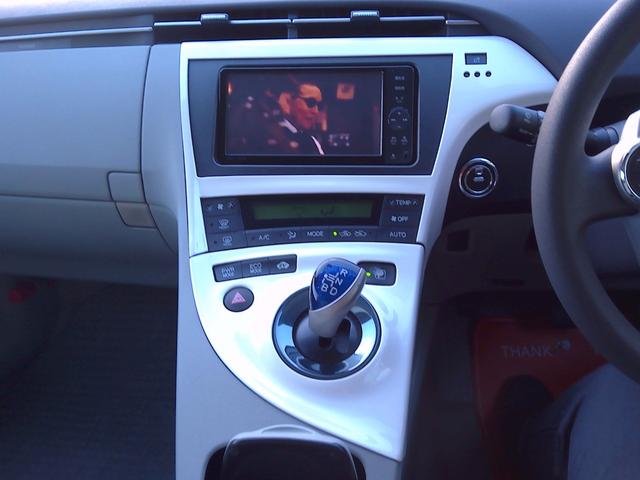 プリウス Ｓツーリングセレクション　Ｂｌｕｅｔｏｏｔｈ対応　電動格納式ドアミラー　Ｂカメ　地デジフルセグ　アルミ装備　イモビライザー　メモリ－ナビ　Ｗエアバック　ＬＥＤランプ　パワステ　エアＢ　ＴＶナビ　ＡＵＴＯエアコン　ＡＢＳ　エアロ（27枚目）