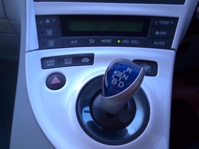 プリウス Ｓツーリングセレクション　Ｂｌｕｅｔｏｏｔｈ対応　電動格納式ドアミラー　Ｂカメ　地デジフルセグ　アルミ装備　イモビライザー　メモリ－ナビ　Ｗエアバック　ＬＥＤランプ　パワステ　エアＢ　ＴＶナビ　ＡＵＴＯエアコン　ＡＢＳ　エアロ（28枚目）