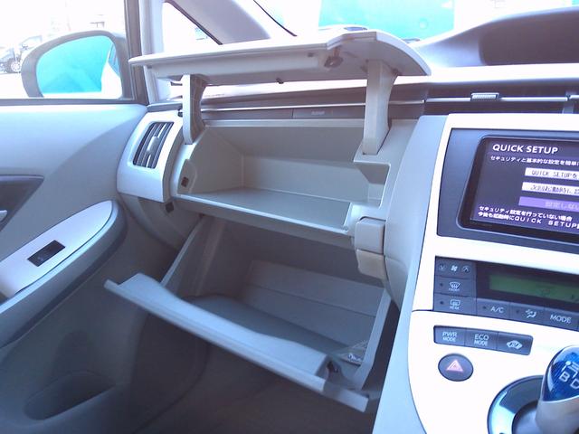 プリウス Ｓツーリングセレクション　Ｂｌｕｅｔｏｏｔｈ対応　電動格納式ドアミラー　Ｂカメ　地デジフルセグ　アルミ装備　イモビライザー　メモリ－ナビ　Ｗエアバック　ＬＥＤランプ　パワステ　エアＢ　ＴＶナビ　ＡＵＴＯエアコン　ＡＢＳ　エアロ（35枚目）