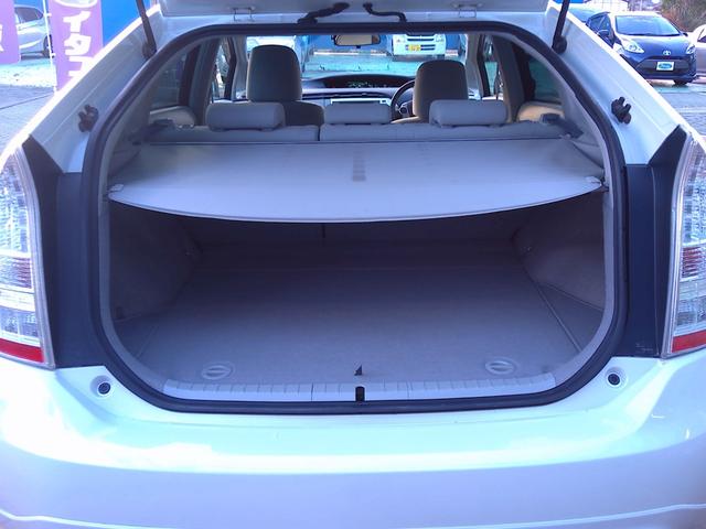 プリウス Ｓツーリングセレクション　Ｂｌｕｅｔｏｏｔｈ対応　電動格納式ドアミラー　Ｂカメ　地デジフルセグ　アルミ装備　イモビライザー　メモリ－ナビ　Ｗエアバック　ＬＥＤランプ　パワステ　エアＢ　ＴＶナビ　ＡＵＴＯエアコン　ＡＢＳ　エアロ（39枚目）