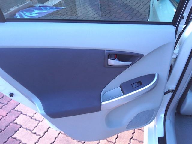 プリウス Ｓツーリングセレクション　Ｂｌｕｅｔｏｏｔｈ対応　電動格納式ドアミラー　Ｂカメ　地デジフルセグ　アルミ装備　イモビライザー　メモリ－ナビ　Ｗエアバック　ＬＥＤランプ　パワステ　エアＢ　ＴＶナビ　ＡＵＴＯエアコン　ＡＢＳ　エアロ（42枚目）