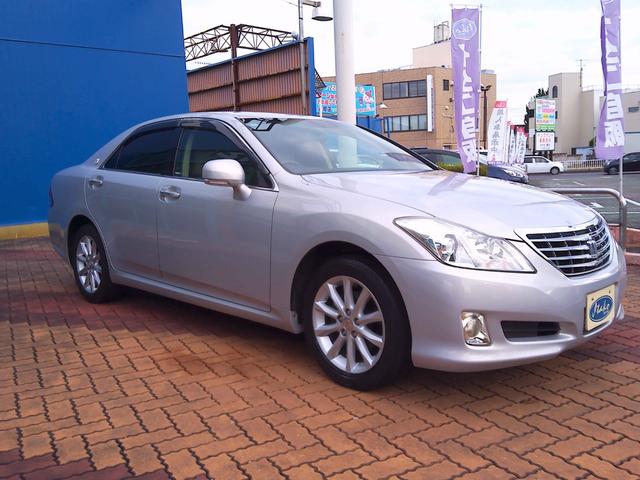 クラウン ロイヤルサルーン　ナビパッケージ　スマキー　電動格納ミラー　衝突安全ボディ　運転席エアバッグ　エアコン　アルミホイール　パワーステアリング　ＥＴＣ　パワーシート　ＤＶＤ　ＡＢＳ　助手席エアバッグ　キーレス　ナビＴＶ　パワーウィンドウ（10枚目）