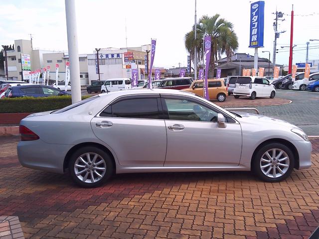 クラウン ロイヤルサルーン　ナビパッケージ　スマキー　電動格納ミラー　衝突安全ボディ　運転席エアバッグ　エアコン　アルミホイール　パワーステアリング　ＥＴＣ　パワーシート　ＤＶＤ　ＡＢＳ　助手席エアバッグ　キーレス　ナビＴＶ　パワーウィンドウ（11枚目）