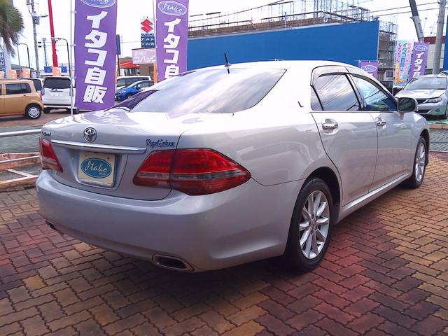 クラウン ロイヤルサルーン　ナビパッケージ　スマキー　電動格納ミラー　衝突安全ボディ　運転席エアバッグ　エアコン　アルミホイール　パワーステアリング　ＥＴＣ　パワーシート　ＤＶＤ　ＡＢＳ　助手席エアバッグ　キーレス　ナビＴＶ　パワーウィンドウ（12枚目）