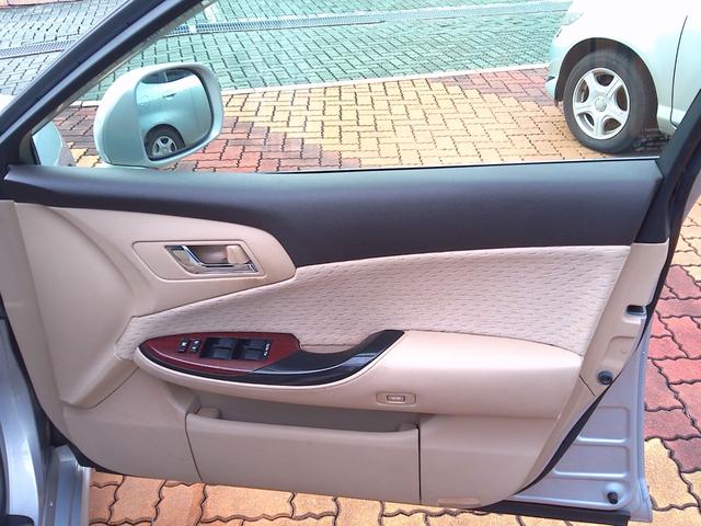 クラウン ロイヤルサルーン　ナビパッケージ　スマキー　電動格納ミラー　衝突安全ボディ　運転席エアバッグ　エアコン　アルミホイール　パワーステアリング　ＥＴＣ　パワーシート　ＤＶＤ　ＡＢＳ　助手席エアバッグ　キーレス　ナビＴＶ　パワーウィンドウ（24枚目）