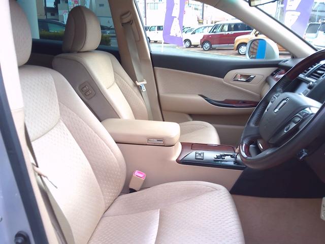 クラウン ロイヤルサルーン　ナビパッケージ　スマキー　電動格納ミラー　衝突安全ボディ　運転席エアバッグ　エアコン　アルミホイール　パワーステアリング　ＥＴＣ　パワーシート　ＤＶＤ　ＡＢＳ　助手席エアバッグ　キーレス　ナビＴＶ　パワーウィンドウ（25枚目）