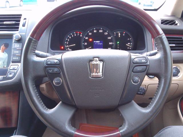 クラウン ロイヤルサルーン　ナビパッケージ　スマキー　電動格納ミラー　衝突安全ボディ　運転席エアバッグ　エアコン　アルミホイール　パワーステアリング　ＥＴＣ　パワーシート　ＤＶＤ　ＡＢＳ　助手席エアバッグ　キーレス　ナビＴＶ　パワーウィンドウ（27枚目）