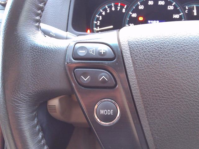 クラウン ロイヤルサルーン　ナビパッケージ　スマキー　電動格納ミラー　衝突安全ボディ　運転席エアバッグ　エアコン　アルミホイール　パワーステアリング　ＥＴＣ　パワーシート　ＤＶＤ　ＡＢＳ　助手席エアバッグ　キーレス　ナビＴＶ　パワーウィンドウ（29枚目）