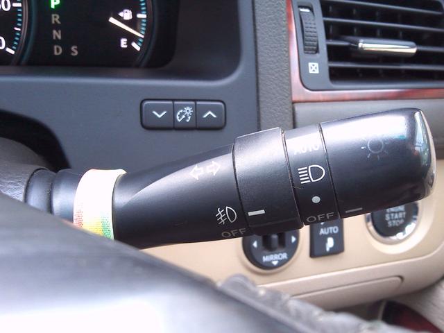 クラウン ロイヤルサルーン　ナビパッケージ　スマキー　電動格納ミラー　衝突安全ボディ　運転席エアバッグ　エアコン　アルミホイール　パワーステアリング　ＥＴＣ　パワーシート　ＤＶＤ　ＡＢＳ　助手席エアバッグ　キーレス　ナビＴＶ　パワーウィンドウ（31枚目）